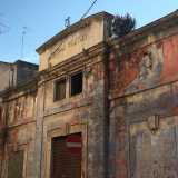 Oggi l'edificio (di propriet� degli eredi di De Pinto) � in avanzato stato di degrado: si mostra spogliato dei suoi colori originari e lascia intravedere sulla facciata principale brandelli di vernice rossa che per� si dissolvono presto in macchie di celestino sbiadito